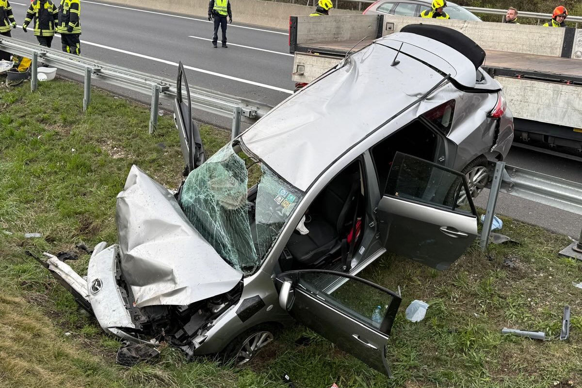 A4 bei Parndorf – Auto hängt nach Unfall auf Leitschiene
