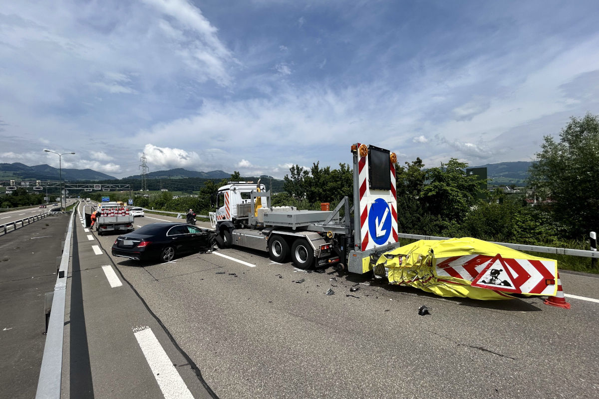 Unfall auf der A15 bei Schmerikon – Autolenker kollidiert mit Prellbock-Anhänger