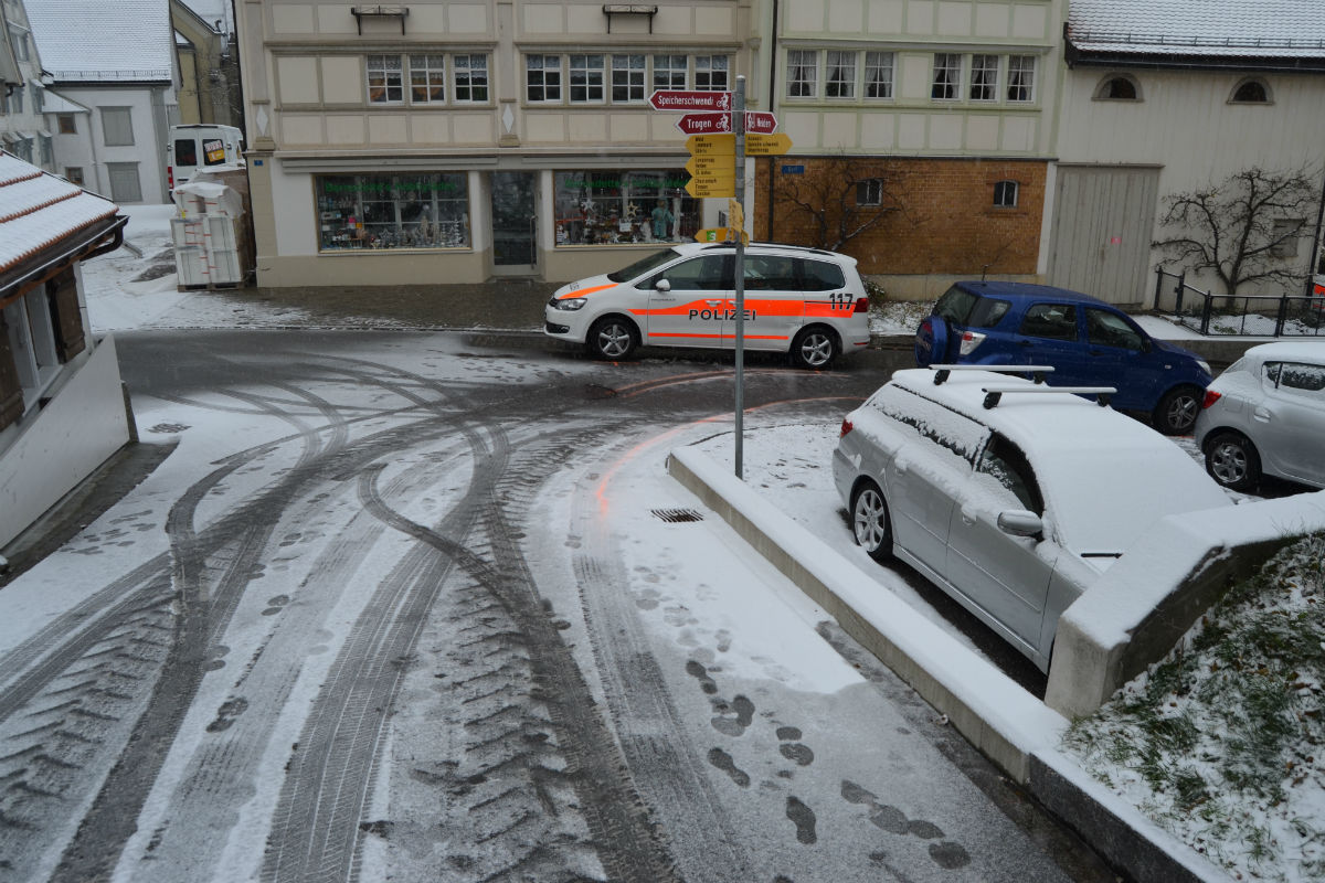 Rehetobel AR - Mit Sommerreifen ins Rutschen geraten