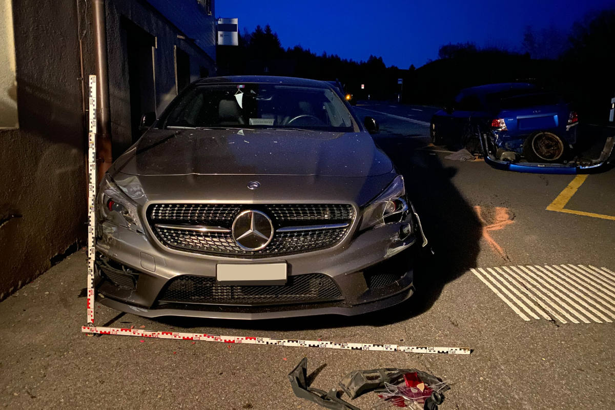 Oberägeri ZG – Einmal Kontrolle verloren - vier beschädigte Autos