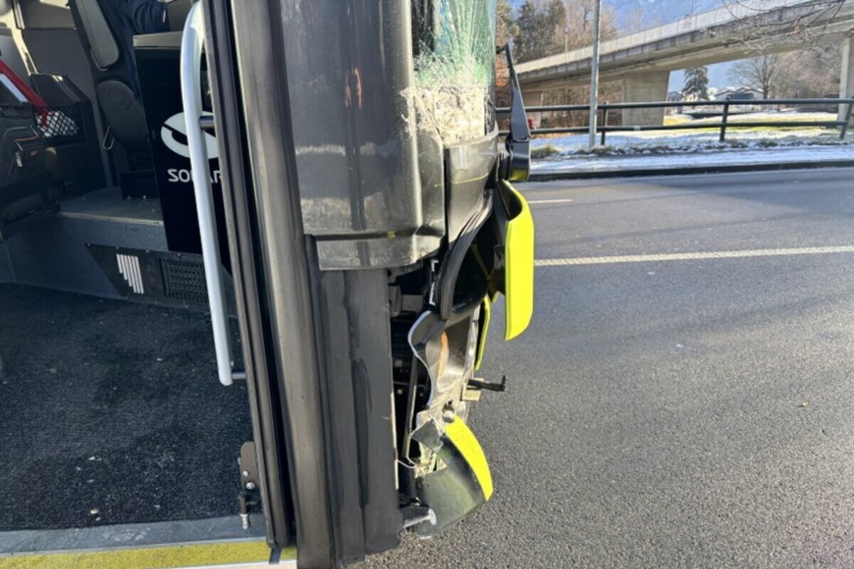 Bendern FL – Linienbus kollidiert mit Zaun