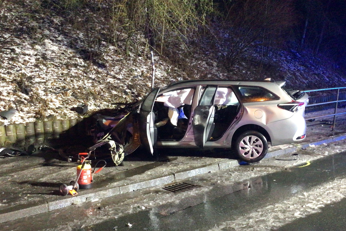 Paderborn – Zwei Schwerverletzte nach Alleinunfall