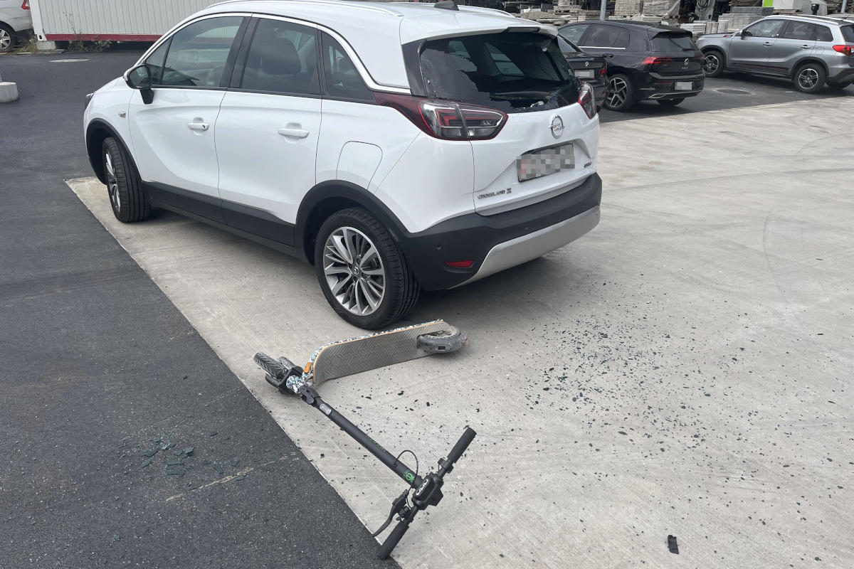 Niederuzwil SG - Unfall zwischen Auto und E-Scooter