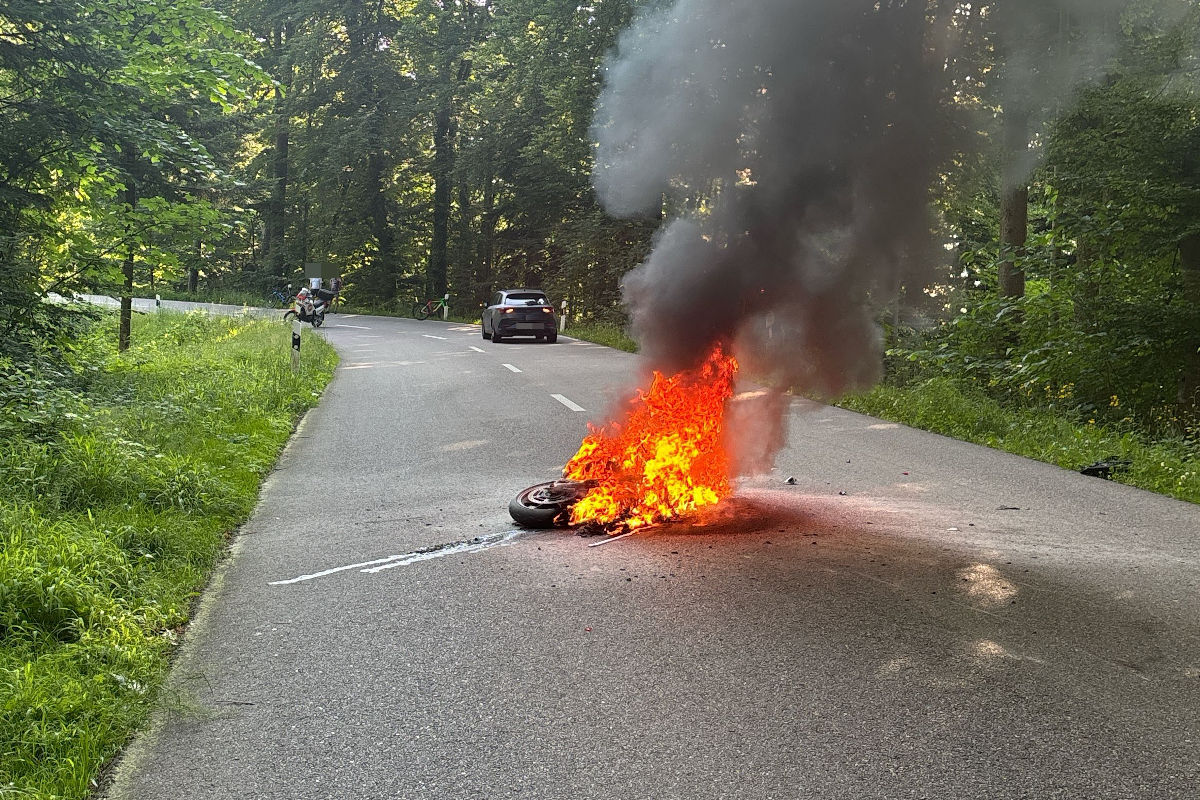 Dornach SO – Motorrad fängt nach Auffahrunfall Feuer