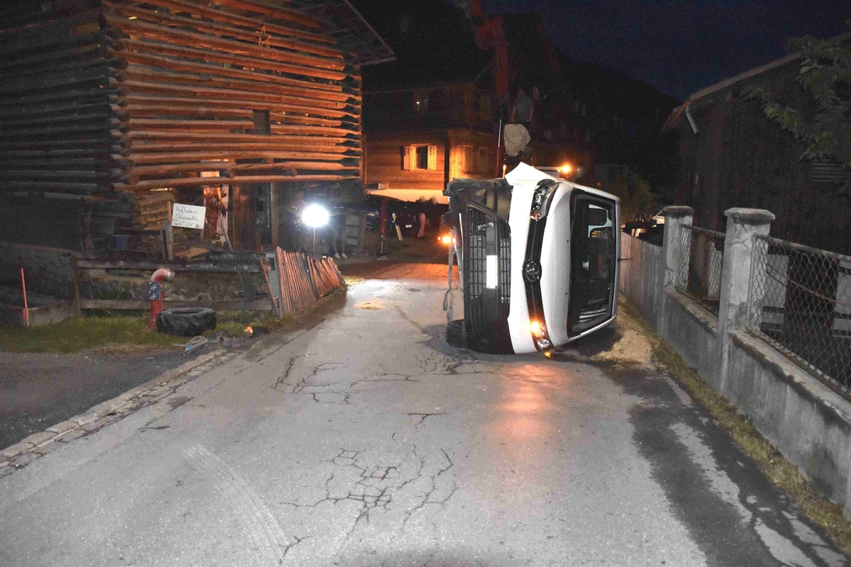 Breil/Brigels GR - Lieferwagen kippt bei Unfall zur Seite