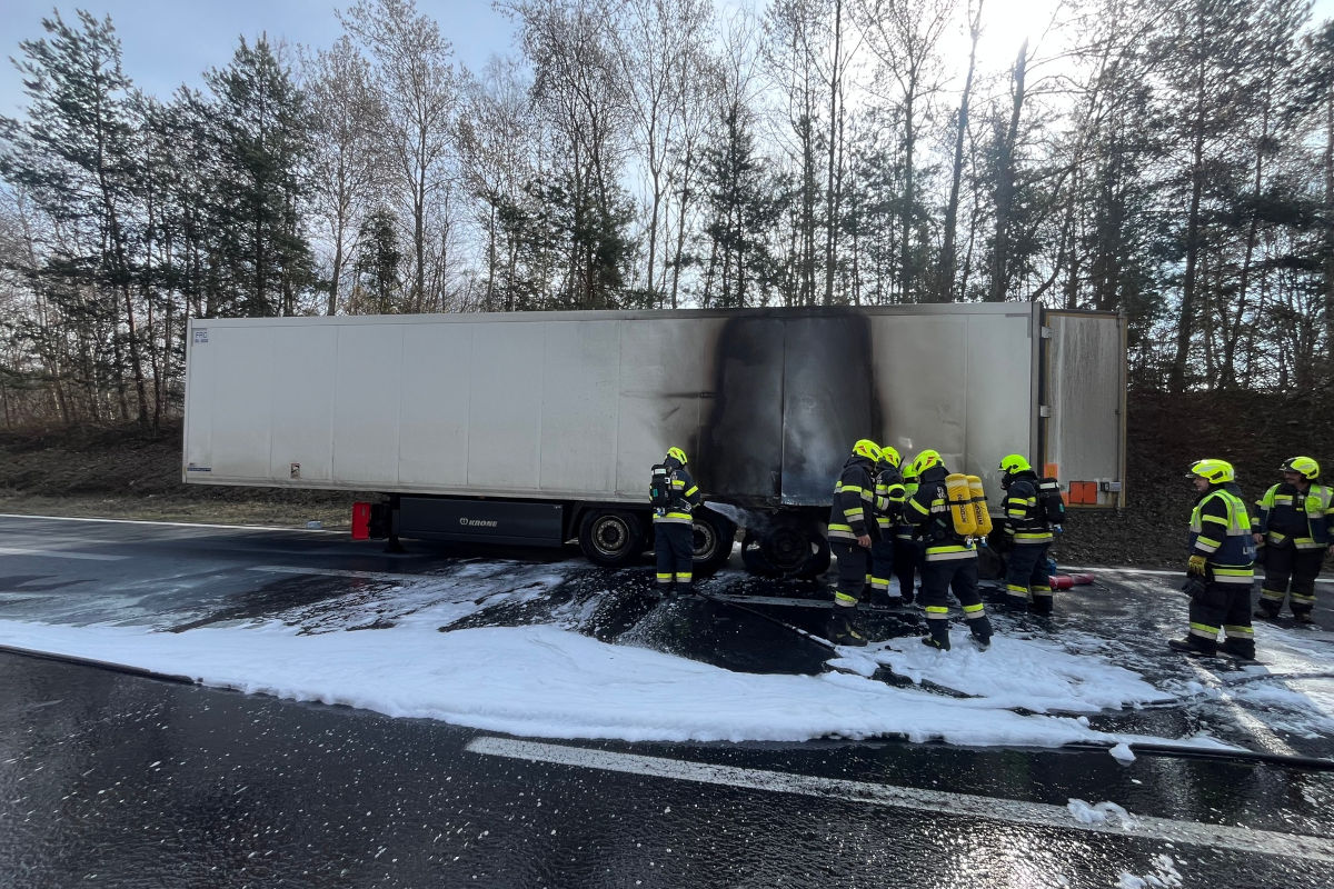 A2 Völkermarkt – Lkw-Anhänger mit Gefahrstoffen in Brand geraten