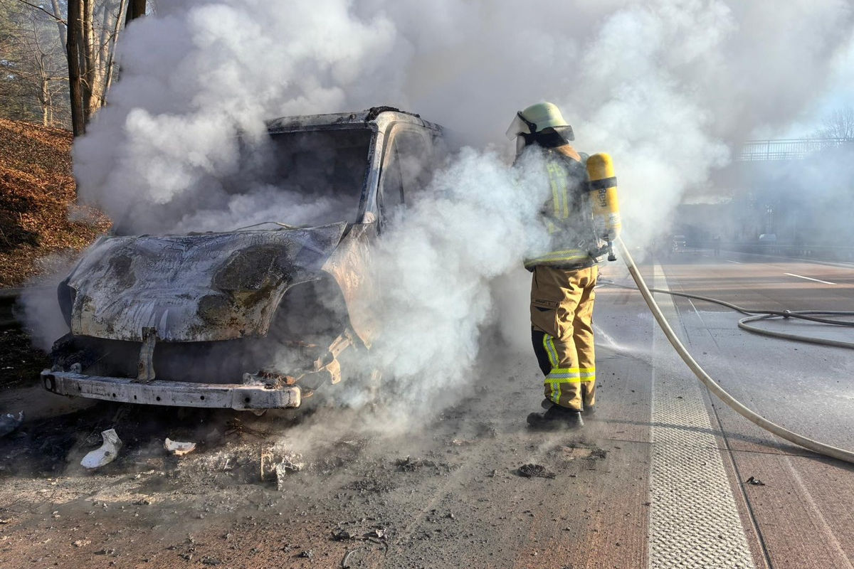 Groß Ippener – Auto gerät auf A1 in Brand