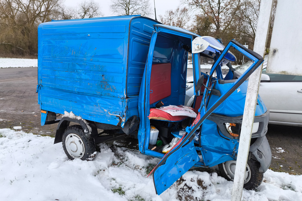 Einbeck – Schwerverletzter nach Unfall von Piaggio Ape und Opel