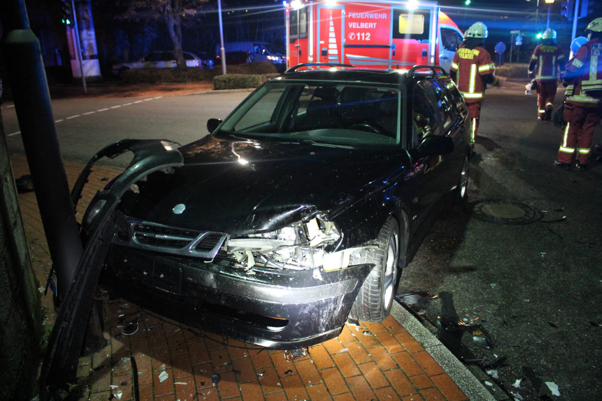 Schrecklicher Unfall in Velbert – Kollision zwischen entgegenkommenden Fahrzeugen