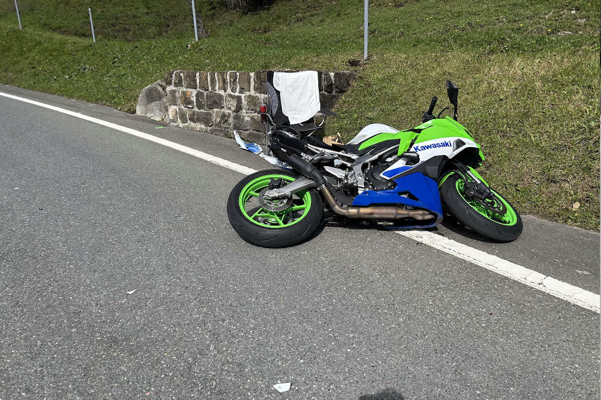 Urnäsch AR – Töfffahrer rutscht bei Unfall in Fussgängerin