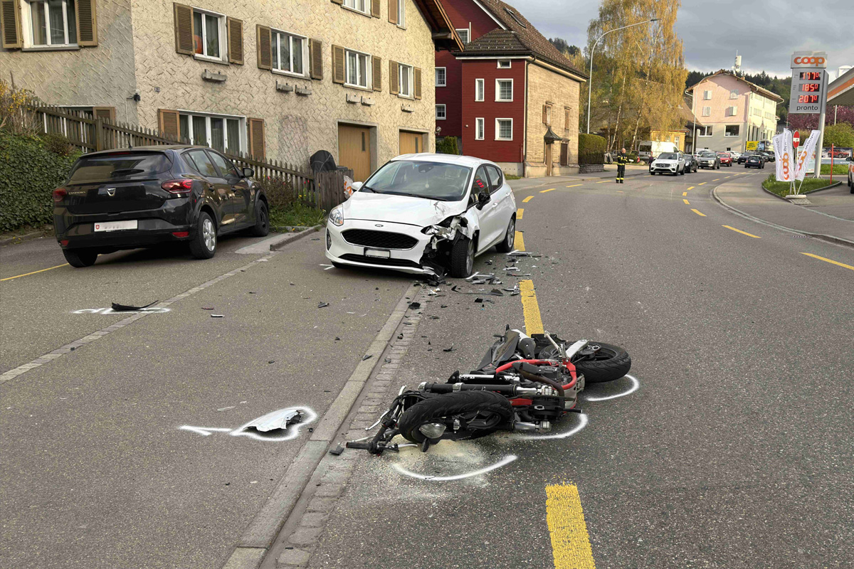 Herisau AR – Töff prallt in Auto im Gegenverkehr