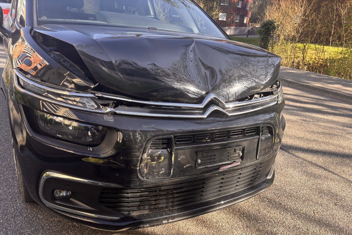 Unfall in Schaffhausen – Linienbus kracht in Auto