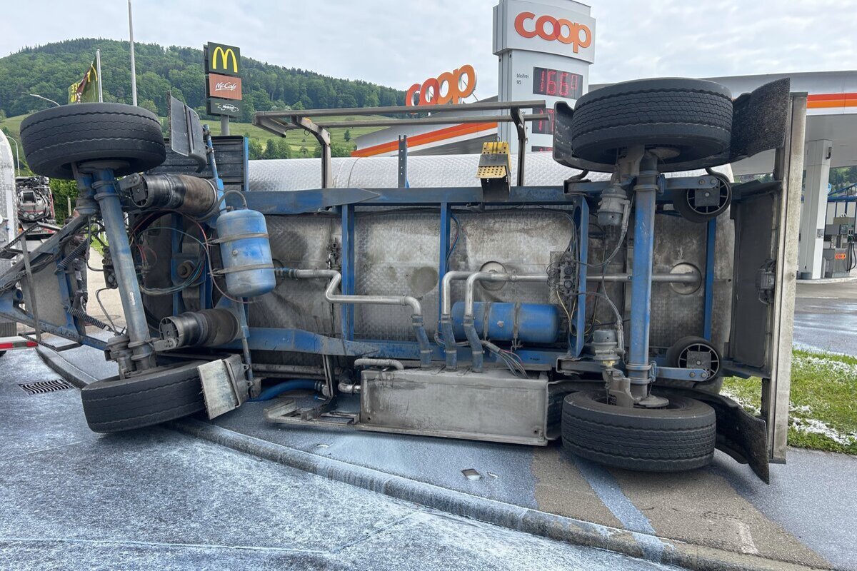 Reinach AG –  5000 Liter Milch bei Unfall ausgelaufen