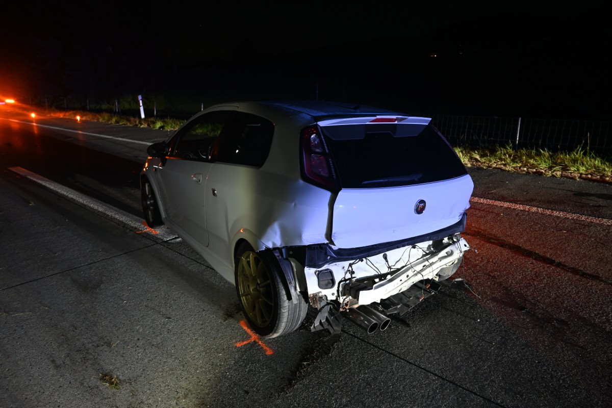 Salez SG - Totalschaden nach Überholmanöver auf der A13