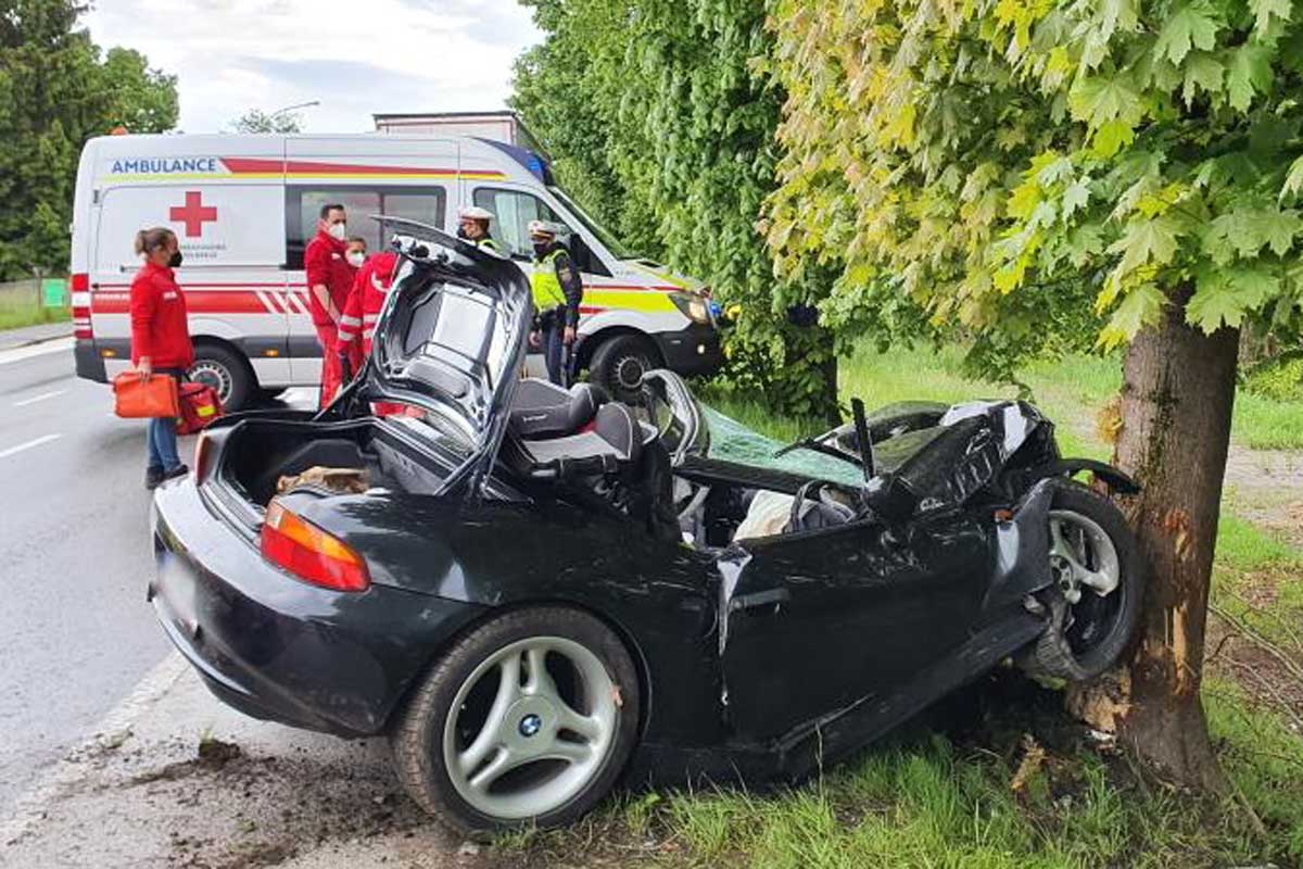 Fußach - BMW kracht gegen Baum