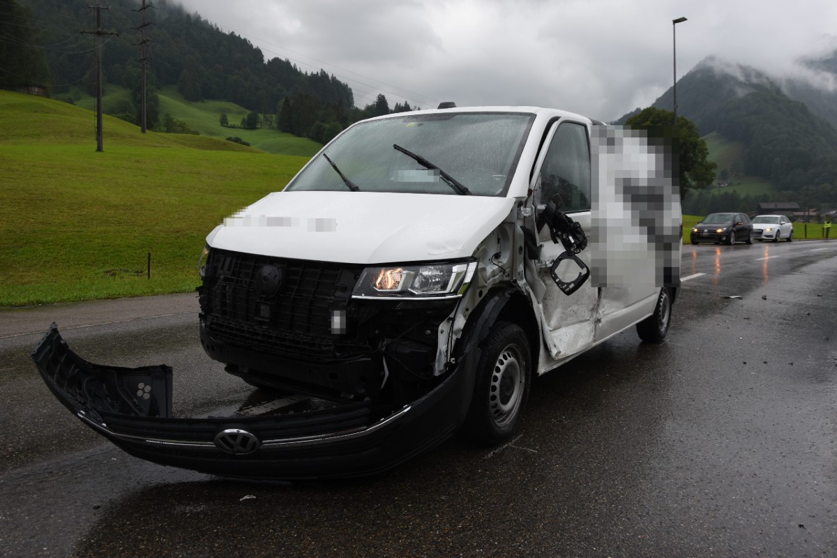 Alt St. Johann SG - Überholmanöbver endet mit Kollision und 25'000 Franken Sachschaden