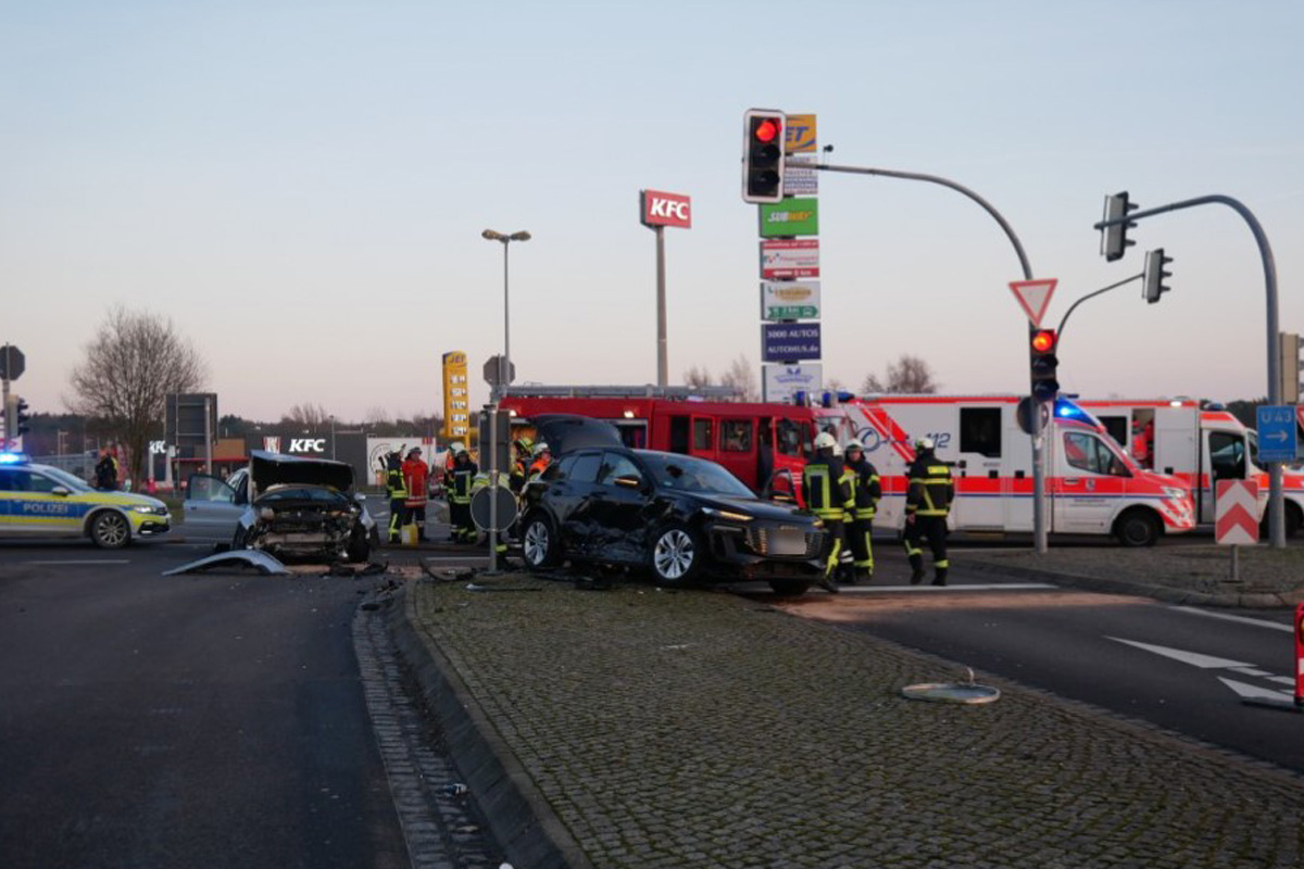 Gyhum – Baby und zwei Erwachsene bei Unfall schwer verletzt