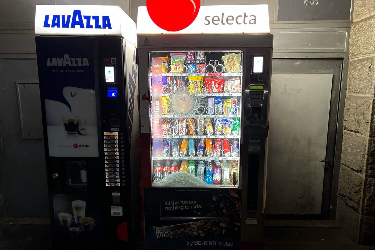 Zürich Kreis 4 - 20 Powerbanks aus Automaten gestohlen