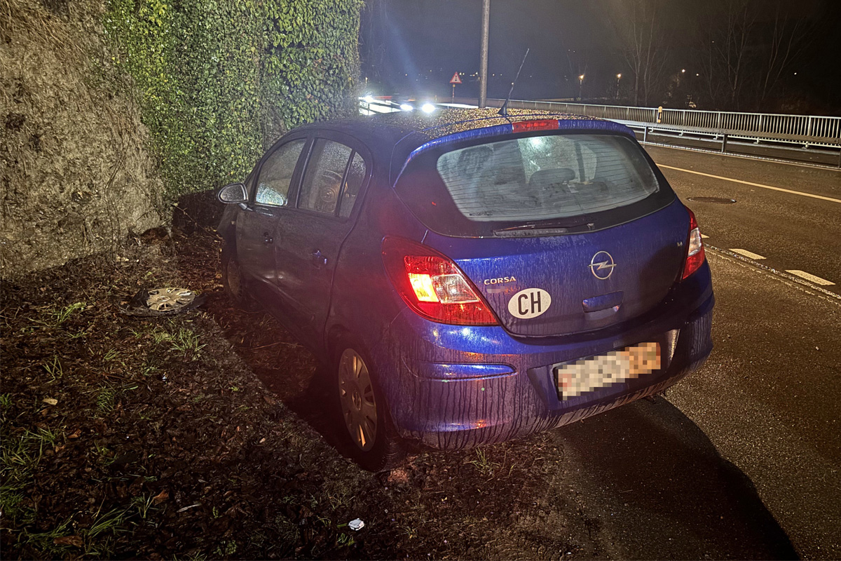 Lütisburg Station SG – Alkoholisierte Lenkerin prallt gegen Mauer