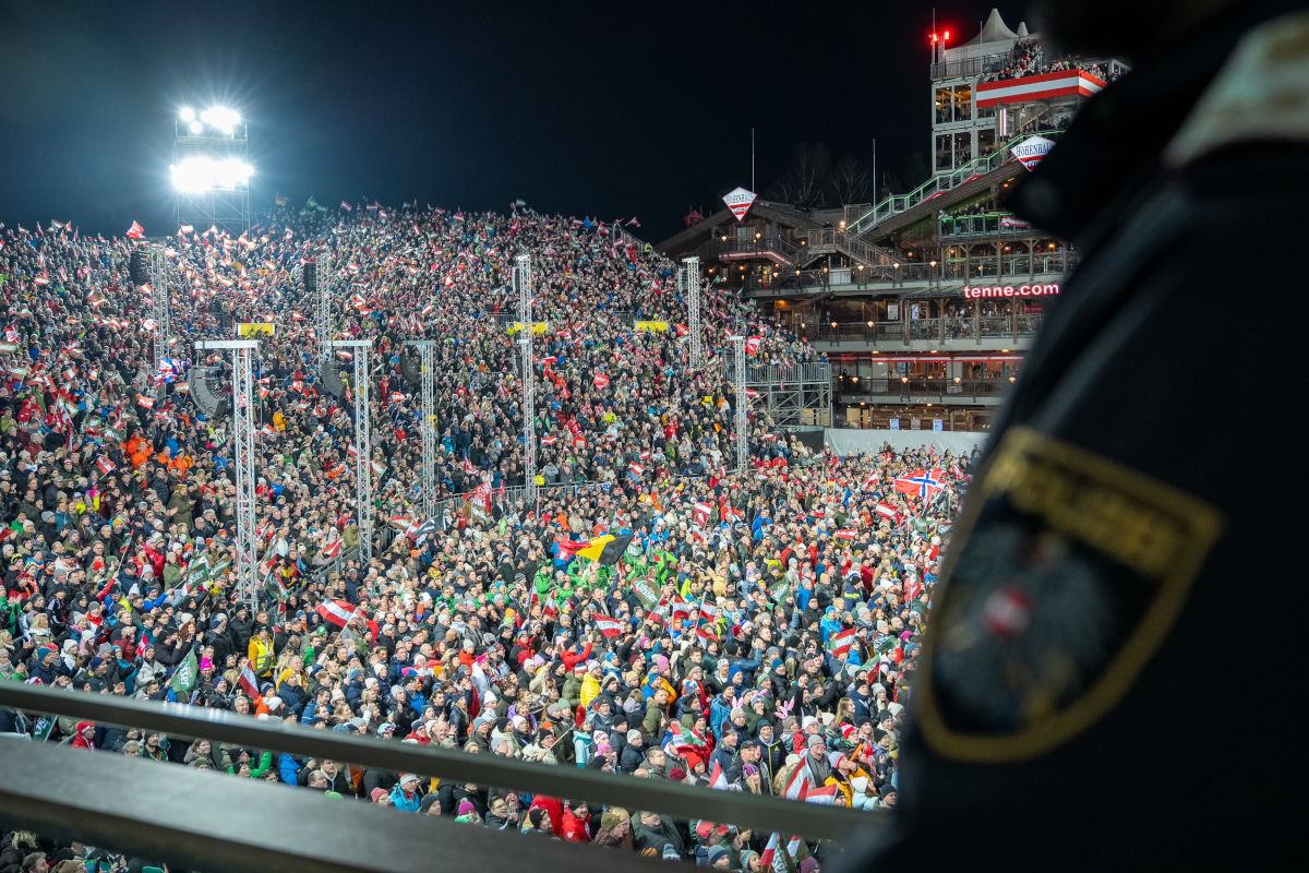 Schladming – Tausende Fans feiern friedlich beim Weltcup-Nachtslalom