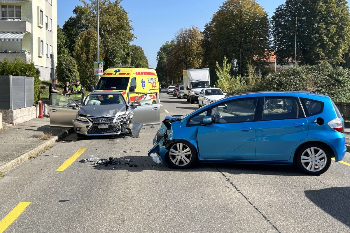 Kanton Aargau - 73-Jährige gerät in Aarau auf Gegenfahrbahn - zwei Kinder und eine Frau verletzt