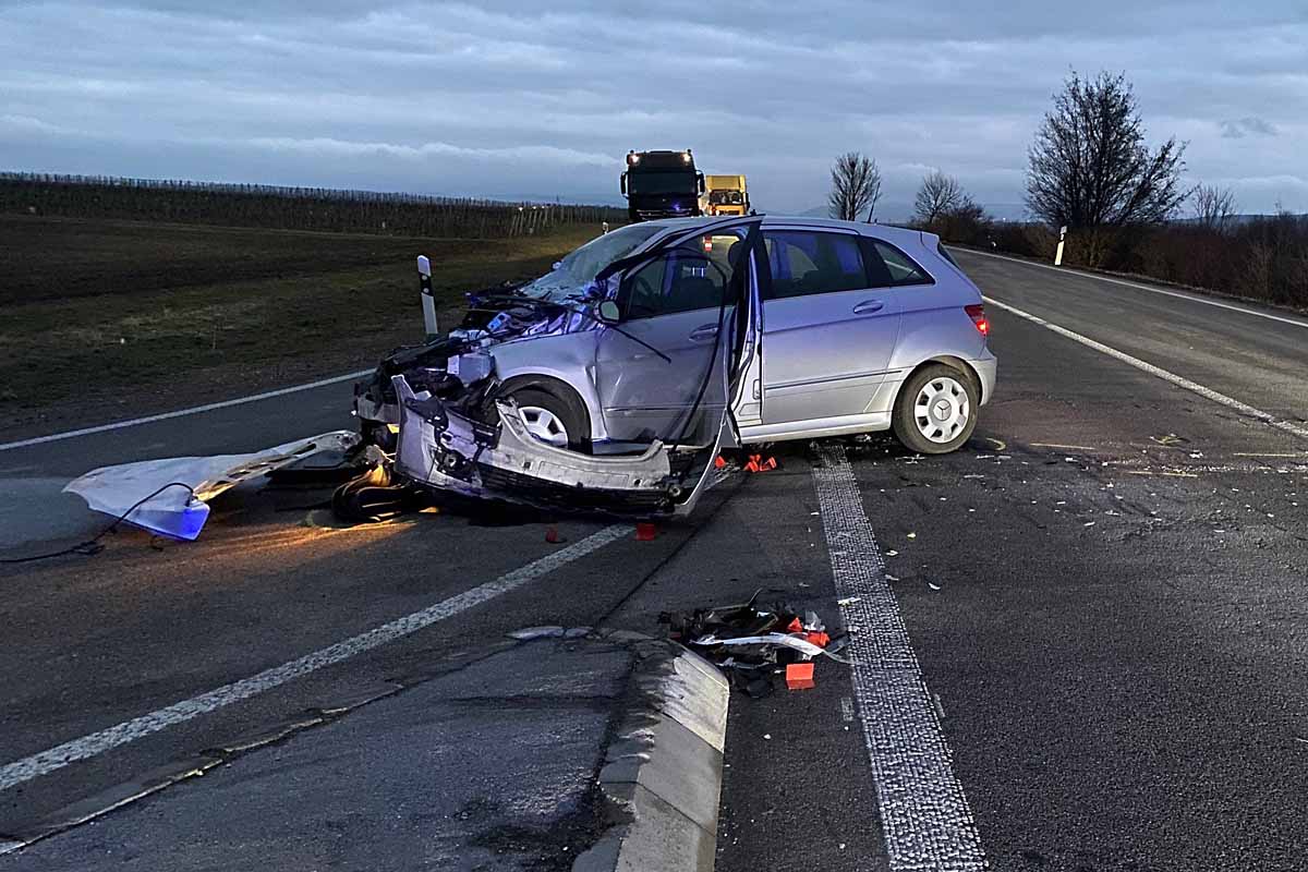 Gemarkung Badenheim - Schwerer Unfall zwischen Pkw und Lkw