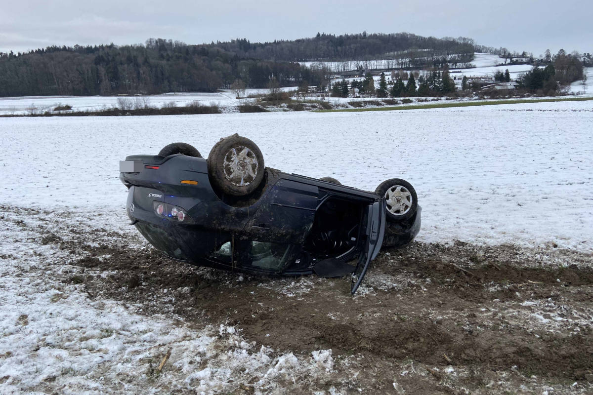 Dottikon AG –  Auto im Acker gelandet