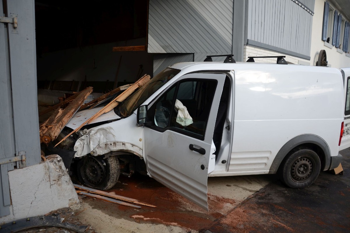 Aesch BL - Flucht vor Polizeikontrolle endet mit zwei Verletzten