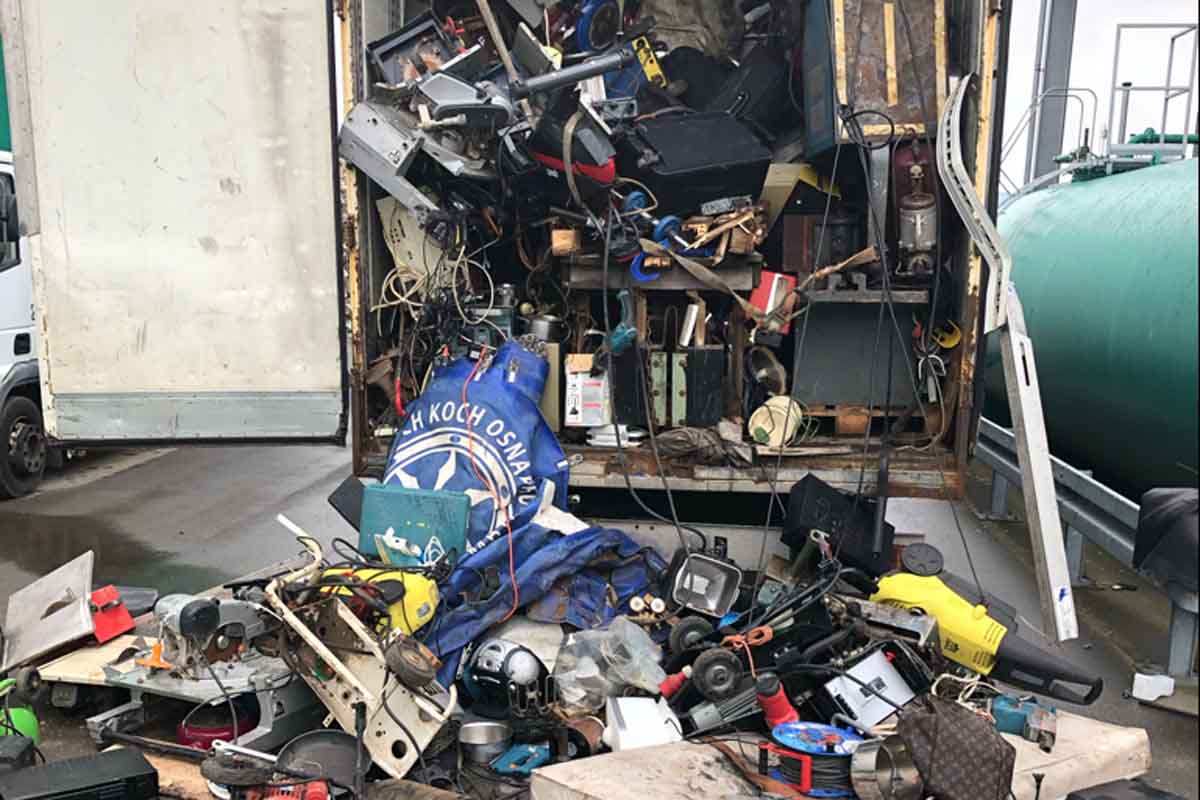 Schermbeck - Polizei zieht LKW mit gefährlichem Schrott und Abfall aus dem Verkehr