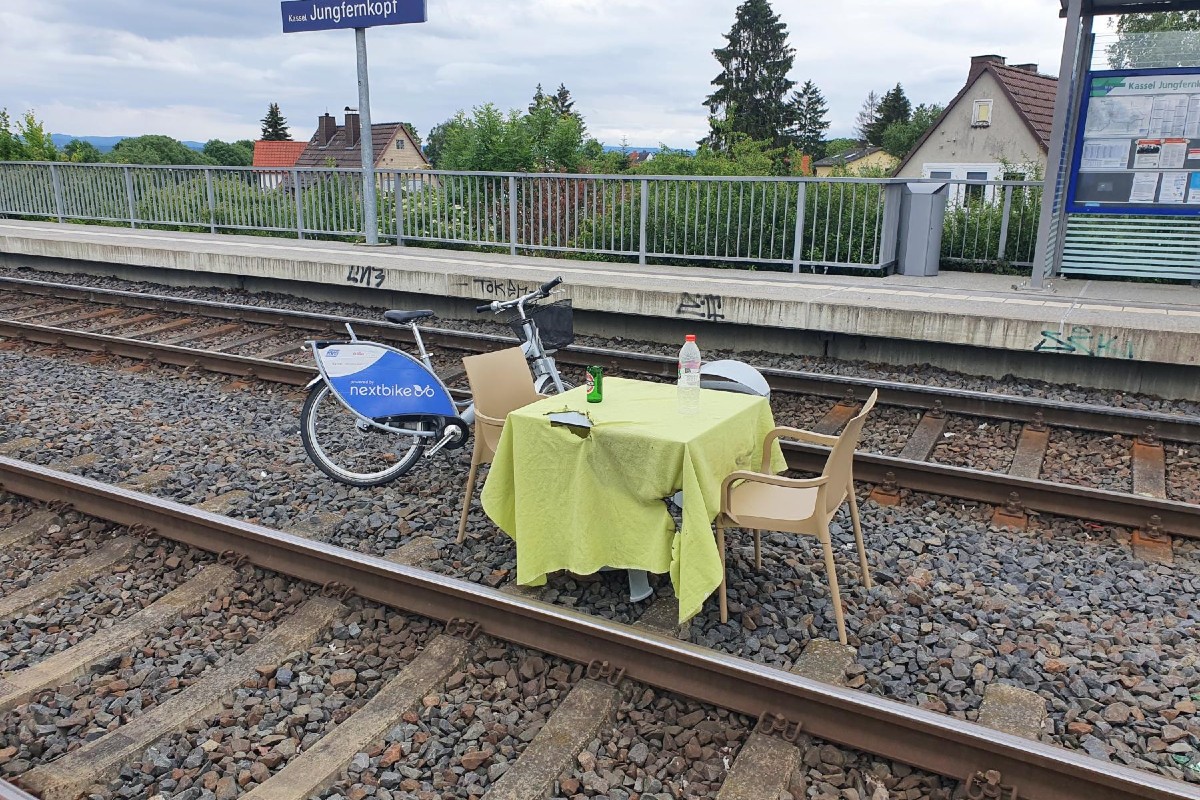 Kassel-Jungfernkopf  - Tische und Stühle auf Geleise gelegt!