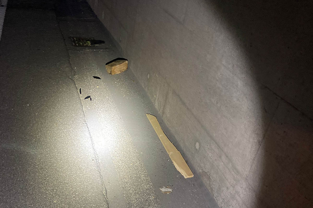 Münchenstein BL - Unbekannte Täter werfen Holzstücke auf der Autobahn - Mehrere PKW beschädigt