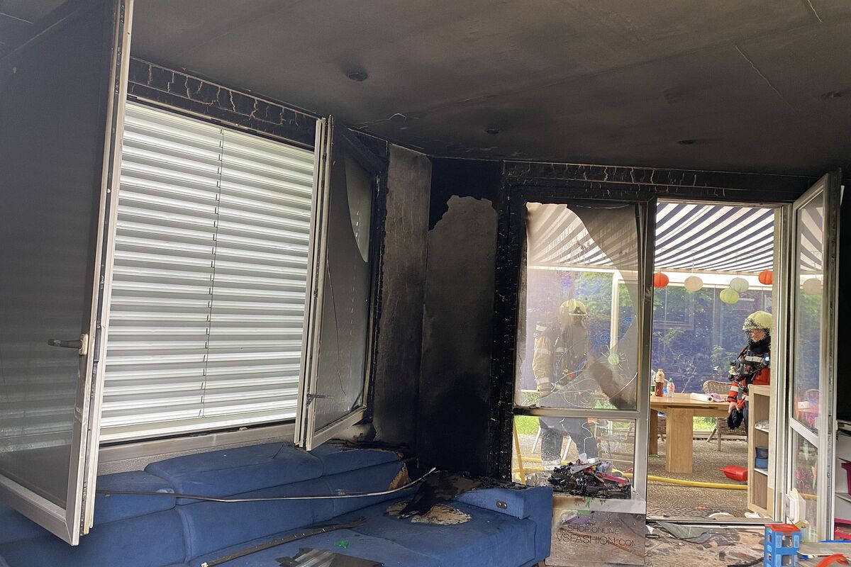 Zwingen BL - Feuerwehr muss Brand in einer Wohnung löschen 