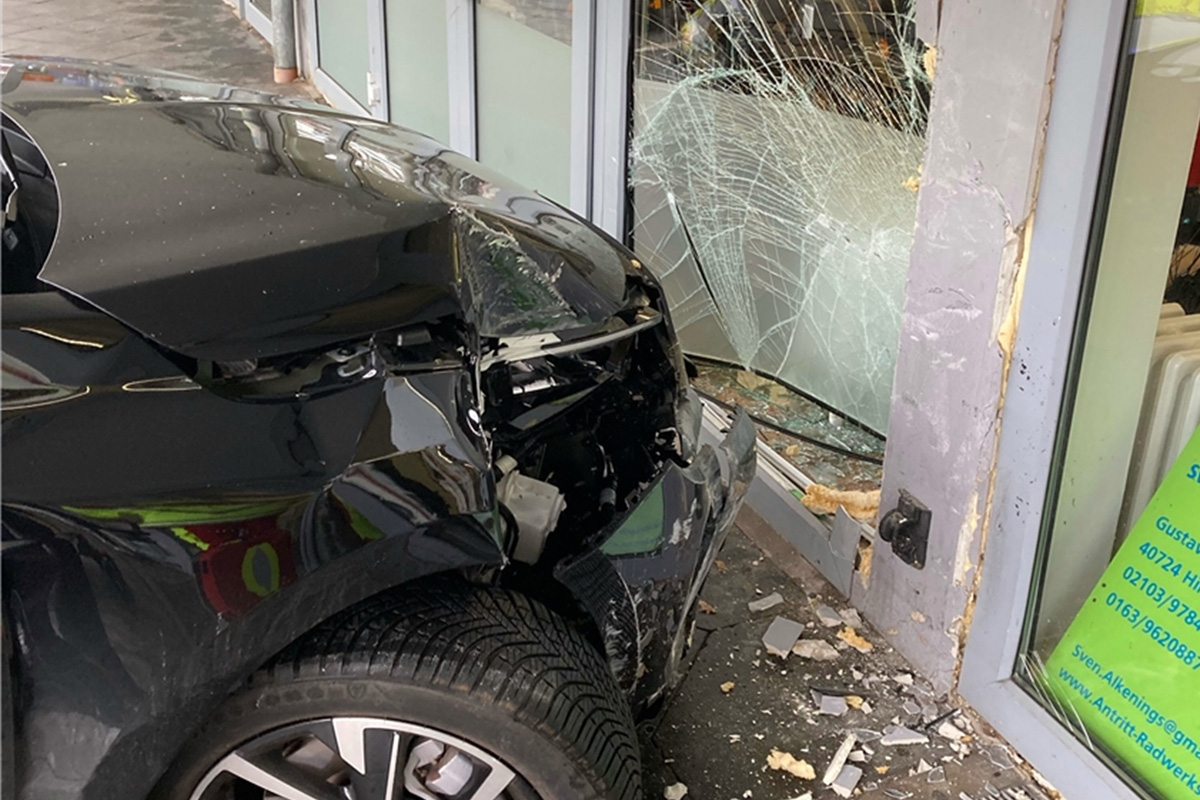 Hilden – Fahrerin prallt beim Einparken in Ladenfront
