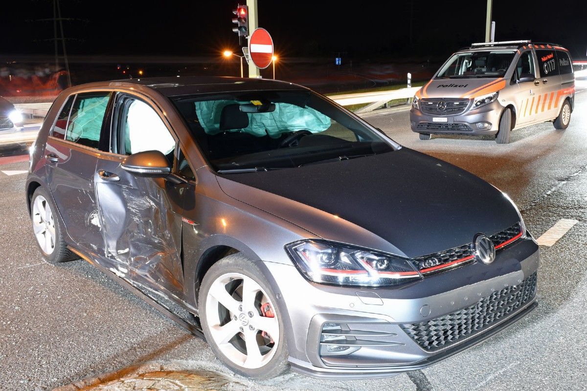 Ebikon LU - Kollision zwischen zwei Autos - eines war ein Polizeifahrzeug