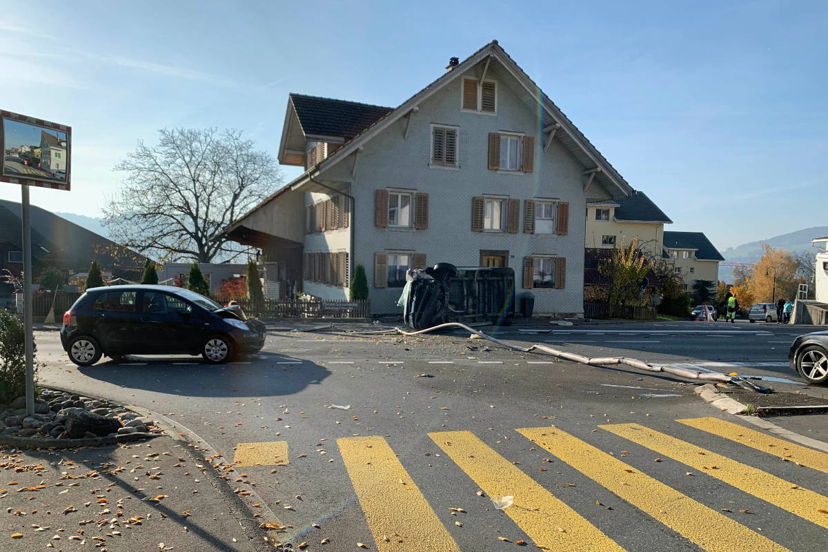 Aesch LU – Kollision von drei Fahrzeugen – vier Personen hospitalisiert