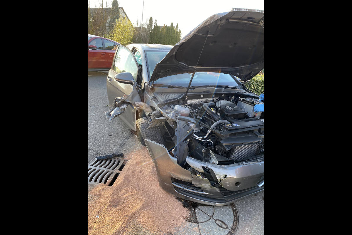 Laufen BL – Personenwagenlenkerin verursacht Selbstunfall