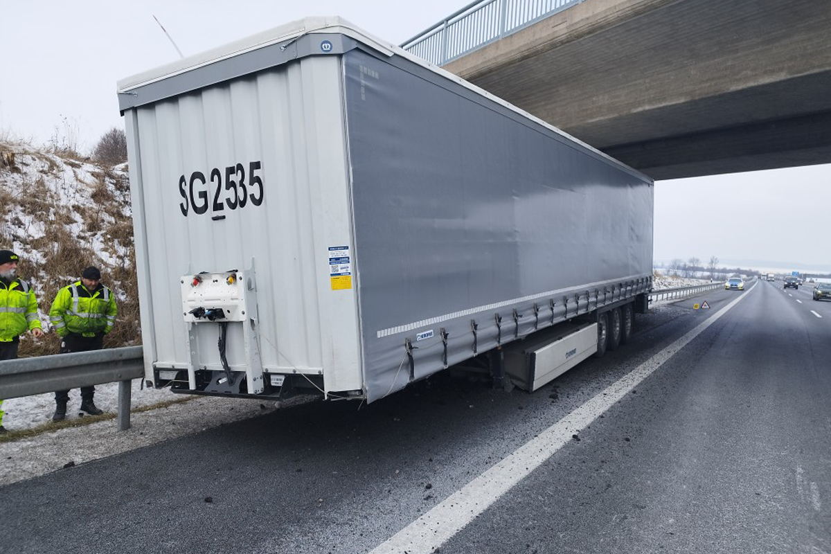 Bockenem – Sattelauflieger löst sich auf der A7