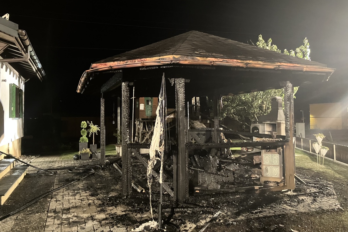 Bilten GL - Holzpergola in Brand - Feuerwerksrakete gefunden