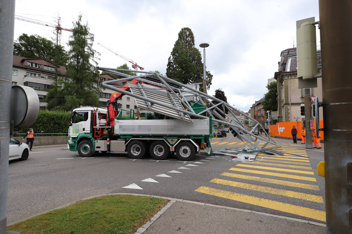 Stadt St.Gallen – LKW kollidiert mit Ampelvorrichtung