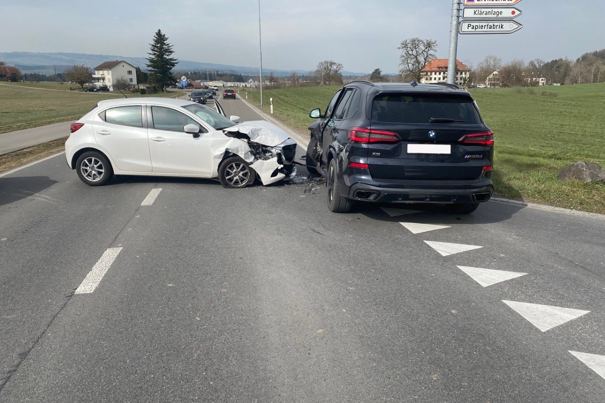 Cham ZG - Vortritt missachtet – zwei Autos kaputt