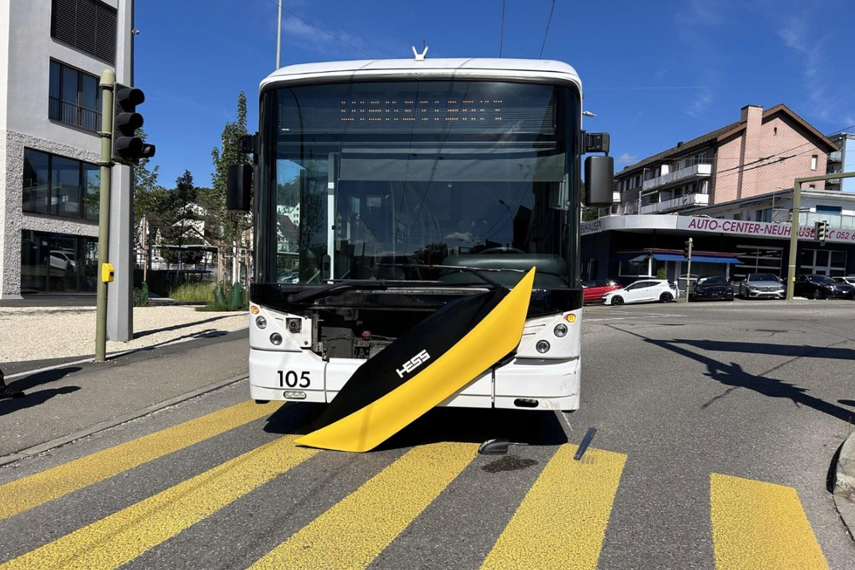 Neuhausen a./Rhf. - Zwei Buspassagiere bei Unfall verletzt