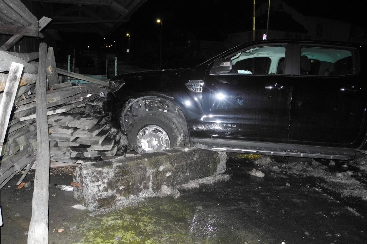 Reichenburg SZ – Lenker eines Personenwagens verursacht mehrere Kollisionen