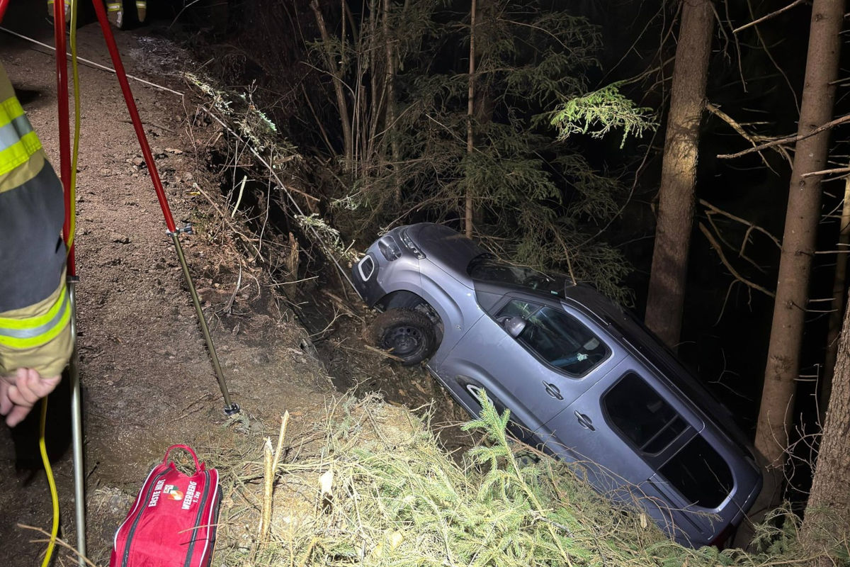 Unfall in Weerberg – Auto stürzt Böschung hinab
