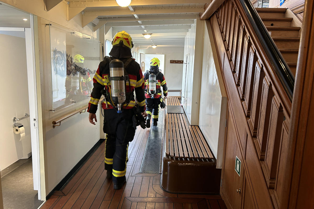 Brunnen SZ – Rauchentwicklung auf Kursschiff