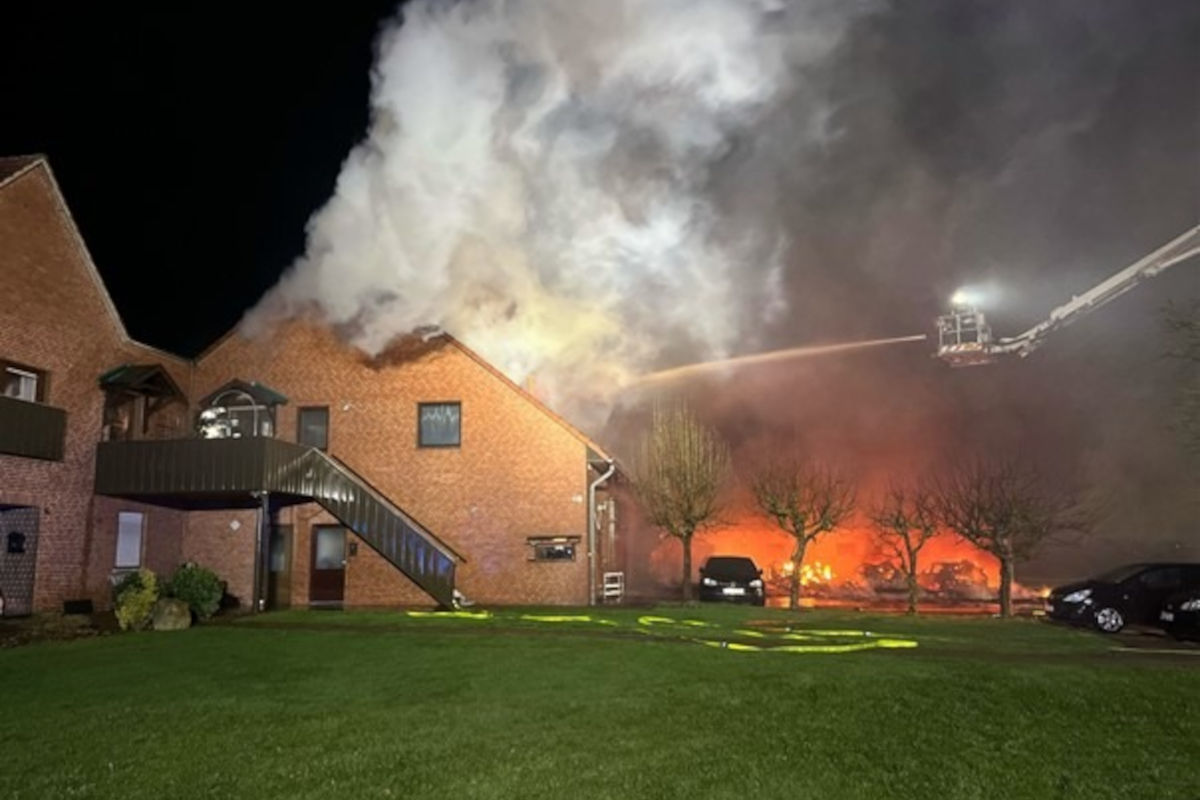 Hille – Brand eines Carports zerstört fünf Autos