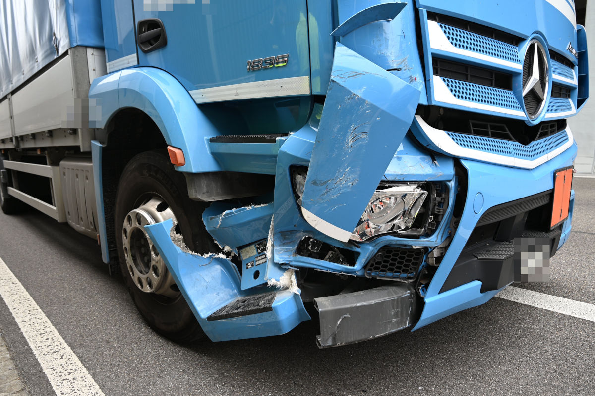A1 St. Gallen SG – Automobilistin bei Unfall mit Lkw verletzt