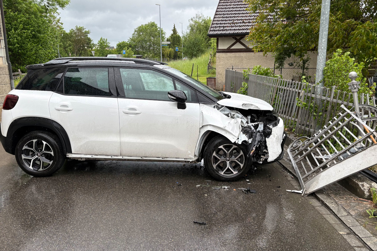 Unfall in Amriswil TG – Fahrunfähiger Lenker prallt gegen Zaun