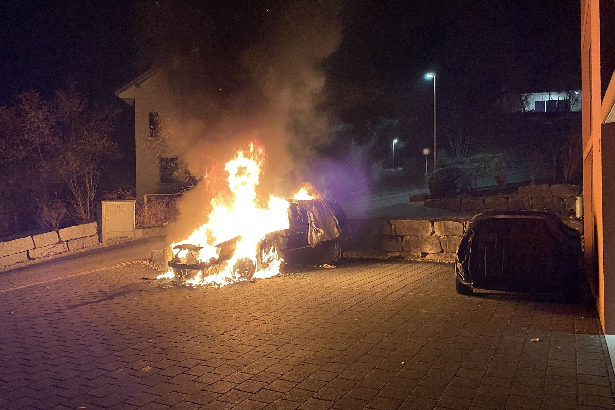 Bubendorf BL - Fahrzeugbrand erfordert Feuerwehreinsatz – Polizei sucht Zeugen