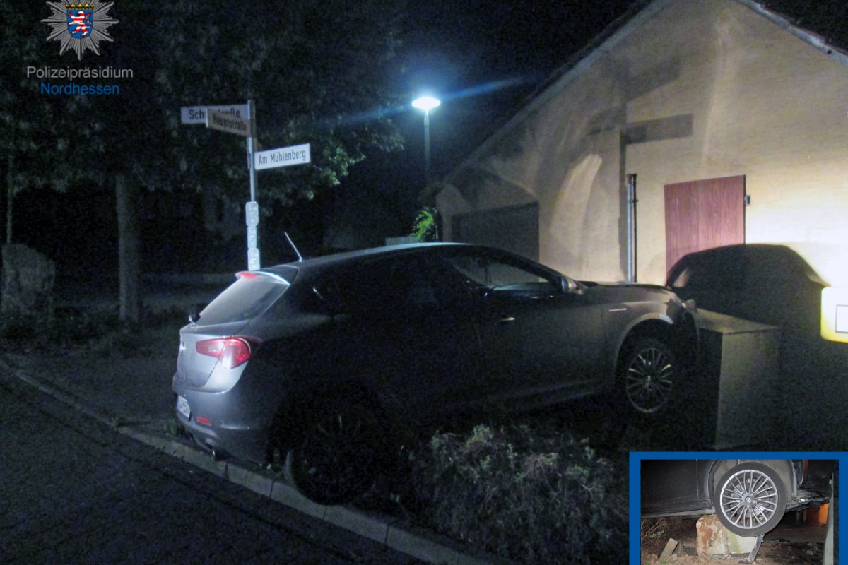 Fuldabrück - Alfa Romeo Giulietta soll gestohlen worden sein - Polizei findet Auto an einer Gebäudewand