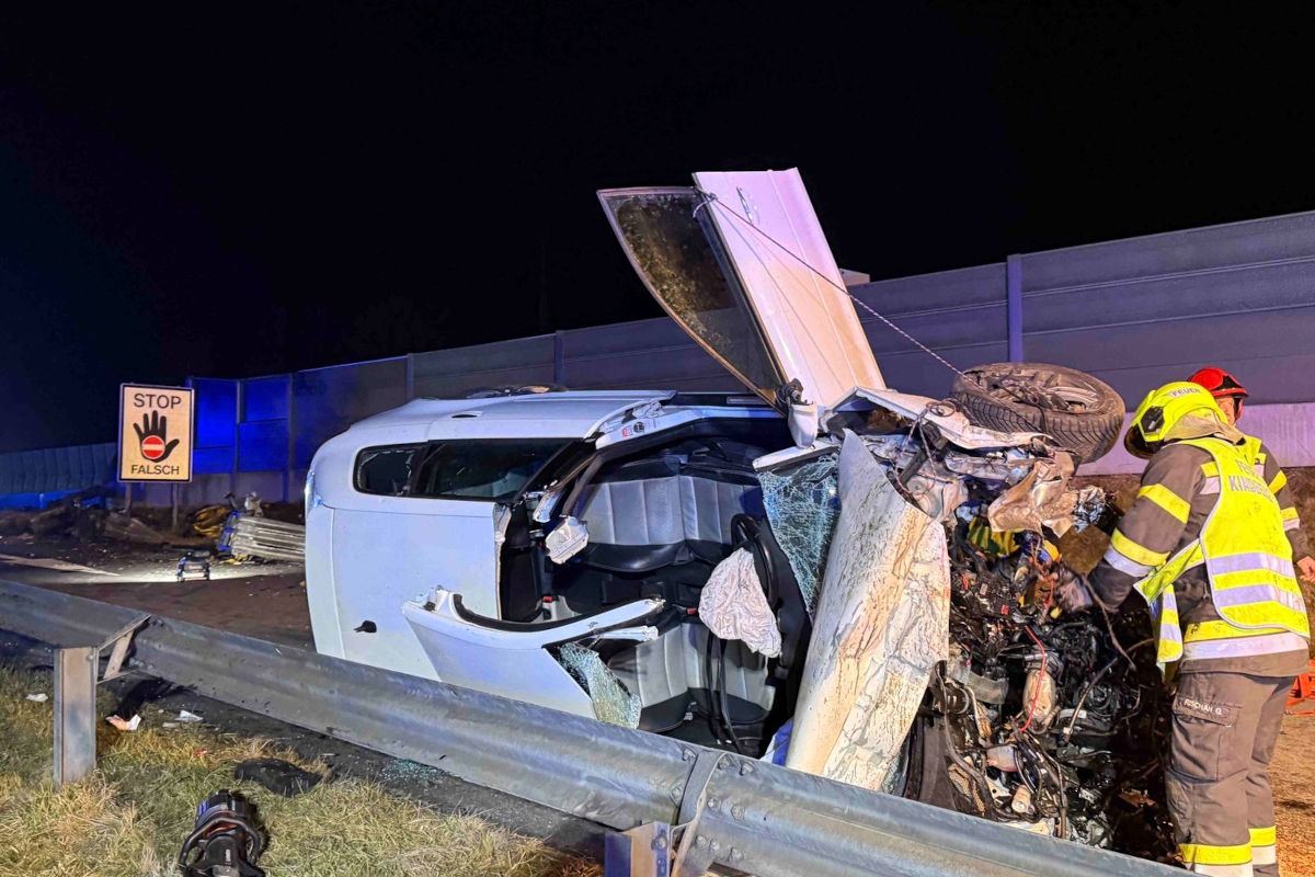 Schwerer Unfall bei Kindberg – Auto prallt gegen Aufpralldämpfer